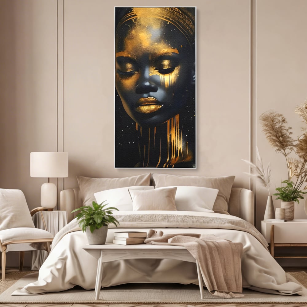 Tablou canvas cu tablou canvas cu portret de femeie, in rama de aluminiu argintiu, pe perete intr-un dormitor
